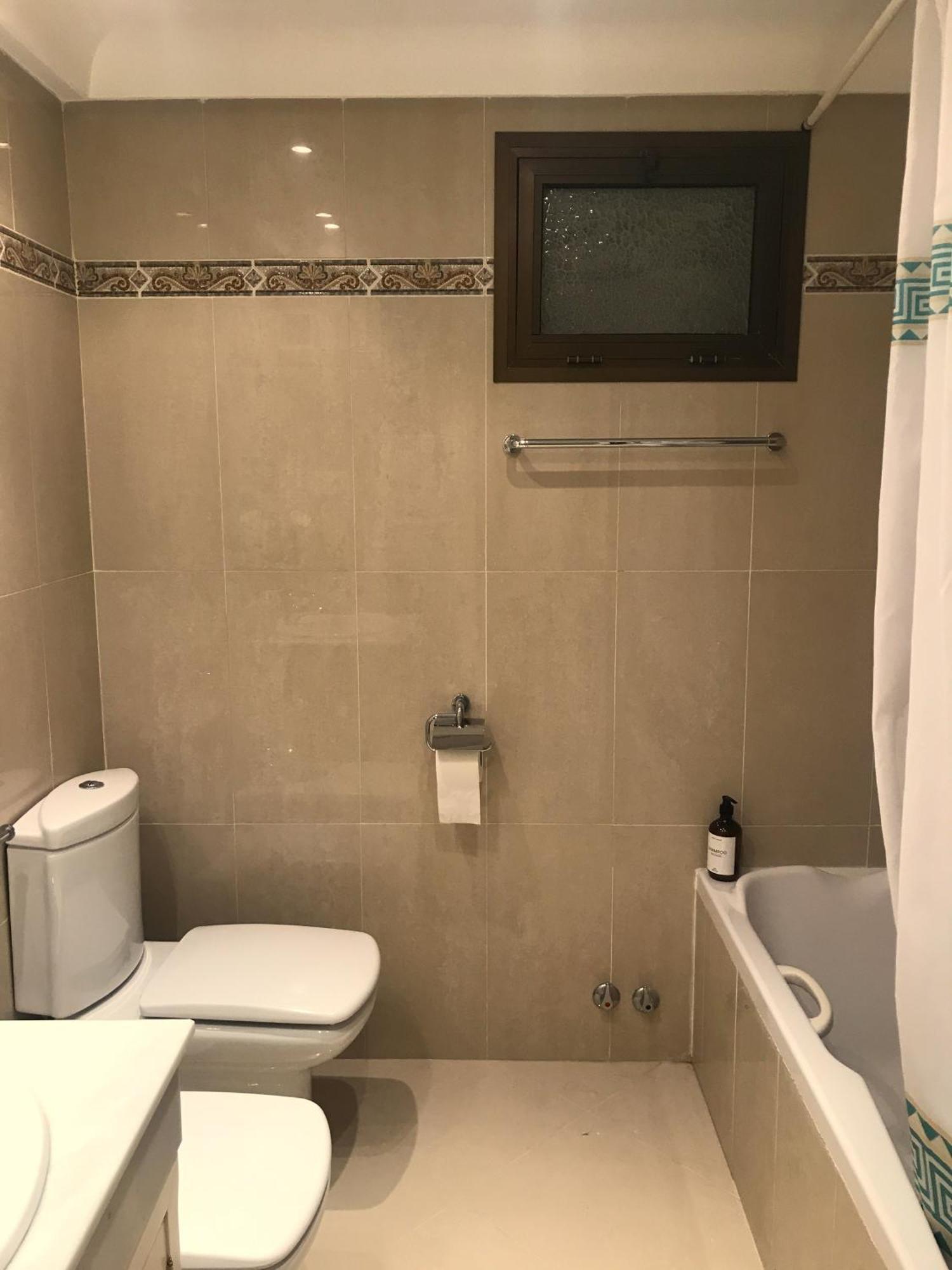 Deluxe Con Bano Privado En Atalaya Apartagolf, Accommodatie bij particulieren Estepona